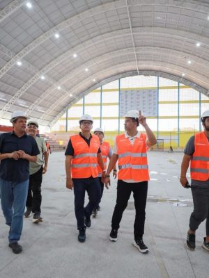 Os secretários de Estado de Desenvolvimento Urbano e Metropolitano (Sedurb), Marcellus Campêlo, e do Desporto e Lazer (Sedel), Jorge Oliveira, vistoriaram, nesta terça-feira (13/05), as obras de revitalização do Ginásio Elias Assayag, em Parintins (a 369 quilômetros de Manaus). Com previsão de conclusão para junho deste ano, as obras contam com um investimento de aproximadamente R$ 3 milhões do Governo do Amazonas e abrangem uma área total de 8 mil metros quadrados.