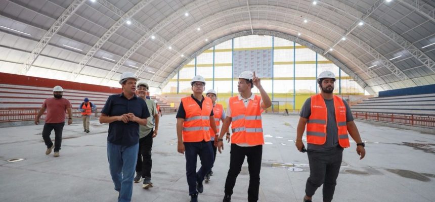 Os secretários de Estado de Desenvolvimento Urbano e Metropolitano (Sedurb), Marcellus Campêlo, e do Desporto e Lazer (Sedel), Jorge Oliveira, vistoriaram, nesta terça-feira (13/05), as obras de revitalização do Ginásio Elias Assayag, em Parintins (a 369 quilômetros de Manaus). Com previsão de conclusão para junho deste ano, as obras contam com um investimento de aproximadamente R$ 3 milhões do Governo do Amazonas e abrangem uma área total de 8 mil metros quadrados.