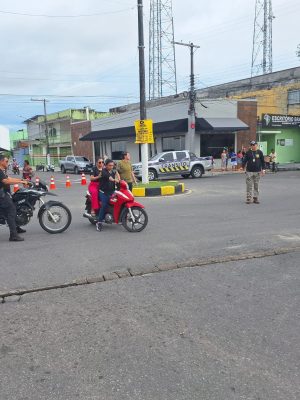 A Polícia Civil do Amazonas (PC-AM), por meio da Delegacia Interativa de Polícia (DIP) de Parintins, com o apoio do Departamento de Polícia Técnico-Científica (DPTC) e da Prefeitura de Parintins, realizou, entre os dias 28 de abril e 1º de maio, dez reconstituições e perícias técnicas de acidentes de trânsito com vítimas fatais ocorridos em diferentes pontos do município (a 369 quilômetros de Manaus). A iniciativa também teve como objetivo reforçar a importância do uso do capacete e da condução responsável.
