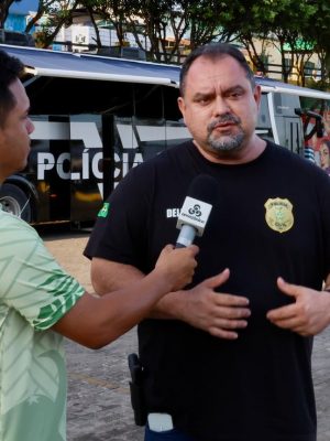 A Delegacia Móvel, da Polícia Civil do Amazonas (PC-AM), começou a funcionar, nesta quarta-feira (25), no Porto de Parintins (a 369 quilômetros de Manaus), para reforçar a segurança dos brincantes que chegam à Ilha Tupinambarana para prestigiar o 58° Festival de Parintins, de sexta-feira a domingo (27 a 29). A unidade policial irá funcionar das 8h às 2h.