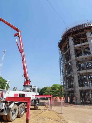 As obras do Programa de Saneamento Integrado (Prosai) em Parintins, a 369 quilômetros de Manaus, estão em andamento com a construção de quatro Centros de Reservação e Distribuição (CRDs) e a perfuração de novos poços profundos. As intervenções têm o objetivo de melhorar a estabilidade e a pressão do sistema de abastecimento de água do município até o início de 2026.