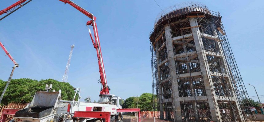 As obras do Programa de Saneamento Integrado (Prosai) em Parintins, a 369 quilômetros de Manaus, estão em andamento com a construção de quatro Centros de Reservação e Distribuição (CRDs) e a perfuração de novos poços profundos. As intervenções têm o objetivo de melhorar a estabilidade e a pressão do sistema de abastecimento de água do município até o início de 2026.