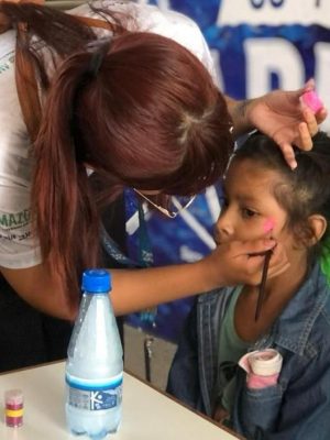 Neste sábado (11), o Bumbódromo de Parintins será o ponto de encontro para famílias que buscam uma programação cultural, educativa e gratuita em comemoração ao Dia das Crianças. Das 15h às 21h, o espaço recebe uma edição especial da Feira dos Povos Criativos, com uma agenda voltada ao público infantil, reunindo atividades lúdicas, oficinas, apresentações artísticas, exibição de filmes e distribuição de guloseimas.