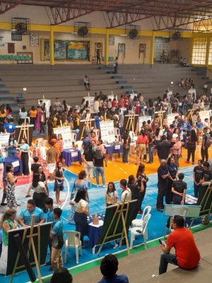 A 4ª Feira Técnico-Científica Cultural: Ciência na Escola ocorre nesta sexta-feira (28), em Parintins, reunindo 51 projetos produzidos por estudantes participantes do Programa Ciência na Escola (PCE), da Fundação de Amparo à Pesquisa do Estado do Amazonas (Fapeam). A atividade será realizada no Ginásio Poliesportivo Elias Assayag, das 7h30 às 16h.